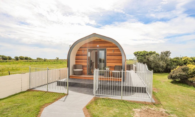 Bryngwran Cabaña | CABAN CARIAD, character holiday cottage, with hot tub in Bodedern