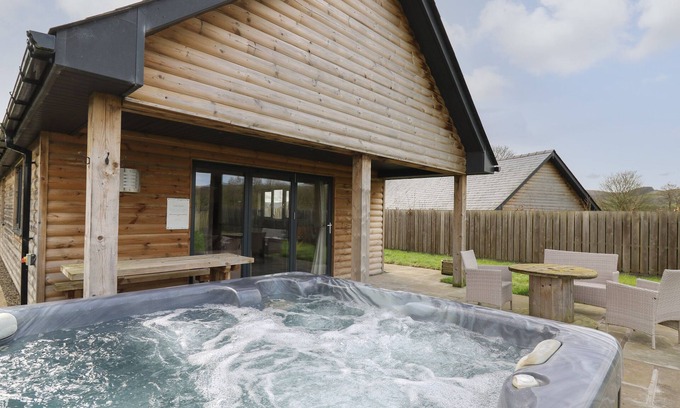 Rhayader Cabaña | CABAN DULAS, pet friendly, luxury holiday cottage in Rhayader