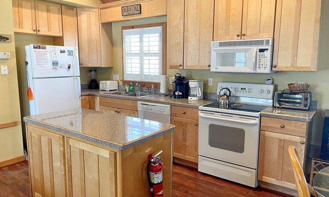 Ocracoke Condominio | Cabana I: Perfect getaway for two that offers a shared pool.