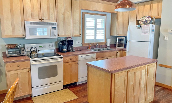 Ocracoke Condominio | Rodéese con la belleza y el esplendor de esta escapada perfecta para dos personas que ofrece una piscina.