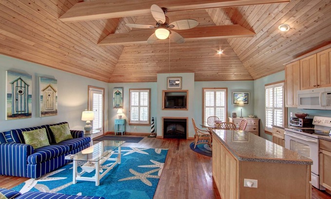 Ocracoke Condominio | Rodéese con la belleza y el esplendor de esta escapada perfecta para dos personas que ofrece una piscina.