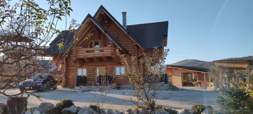 Valea Moldovei Chalet De Esquí | Cabana lemn rotund cu ciubar de închiriat Bucovina Chalet