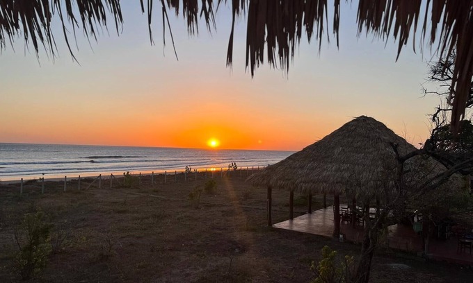 Leon Casa | Cabana Mitchell is a beachfront cozy cabana at Playa Tesoro