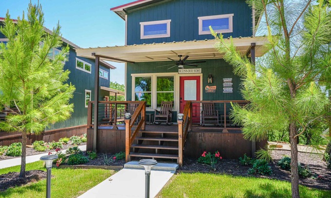 Bridgeport Cabina | Spacious Modern Lux Cabin, Hot Tub, FirePit, Games
