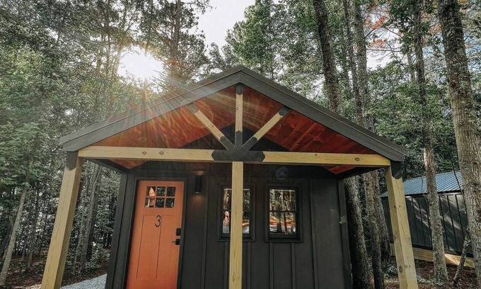 Hartwell Alquiler De RV | The tranquility of the woods is where you'll find Hartwell Cabins and RVs