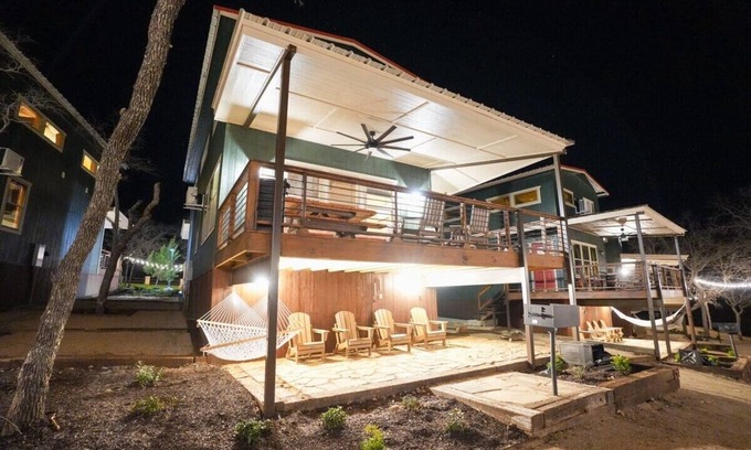 Bridgeport Cabina | CampQYB- Modern Lux Cabin, Hot Tub, FirePit, Games