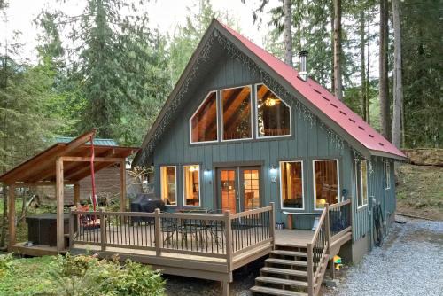 Glacier Casa | Cabin 99 is a Charming Cabin with a hot tub and Pet Friendly
