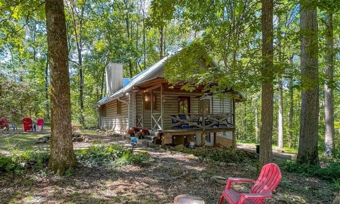Kingston Springs Cabina | Cabin and Creek - Secluded Oasis - 3BD