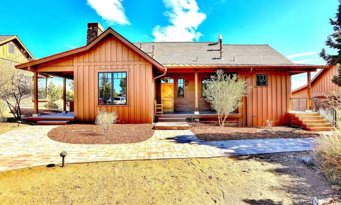 Powell Butte Cabina | Cabin at Brasada Ranch Resort/ 2 Master BD/2.5Ba w/golf course Views & Hot Tub