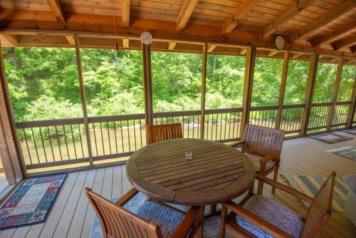 Laurel Springs Casa | Cabin at Cranberry Mill - Private Creekfront Cabin in Laurel Springs