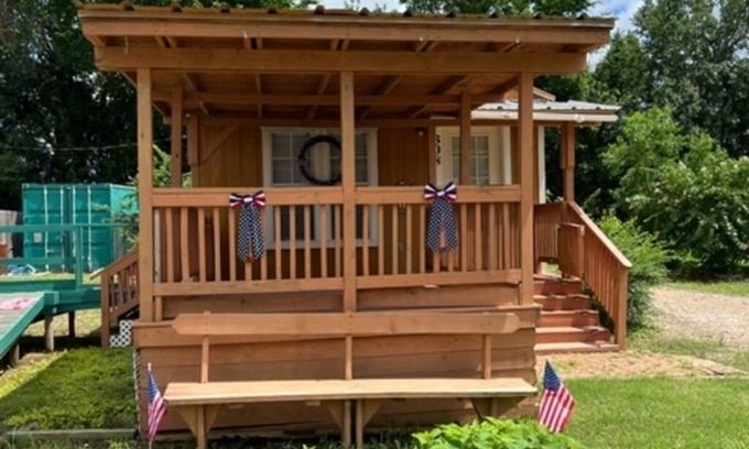 Henderson County Cabina | Cabin at Peace N Quiet RV