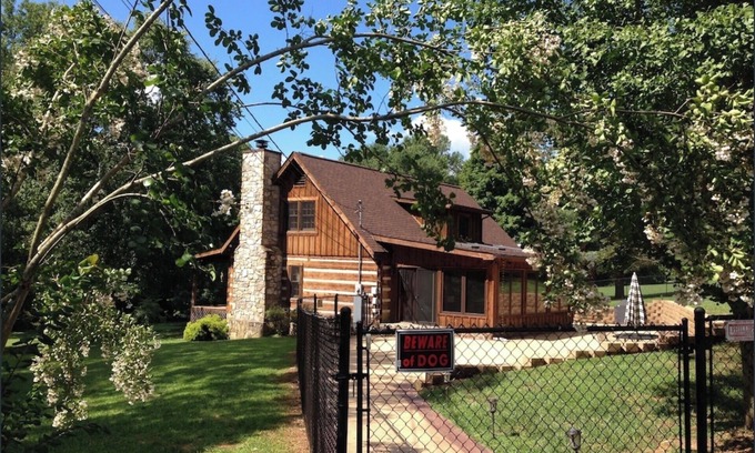 Clinton Cabina | Cabin by the Creek Sleeps 8 on 3 Beautiful acres - Close to town and activities