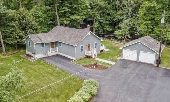 Tannersville Cabaña | Cabin by the Creek with private creek access -