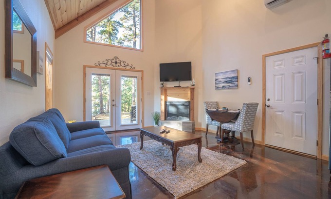Royal Cabina | Cabin D at Safe Harbor Brady Mountain on Lake Ouachita!