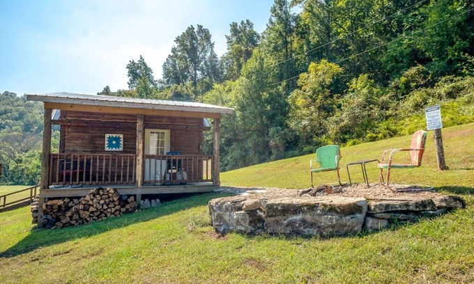 Newnata Cabina | Cabin-ette at the Creek ~ a Tiny Ozark Getaway