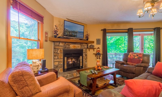 Mill Ridge Cabina | Cabina 3BR / 3BA Mtn con mesa de billar, jacuzzi, ubicación conveniente para atracciones, chimenea