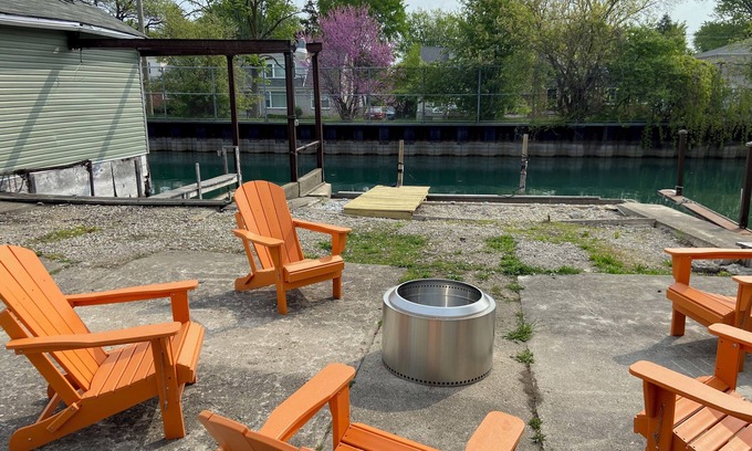 Jefferson Chalmers Cabina | Cabin in Detroit - Off the Canal / Walleye Fishing