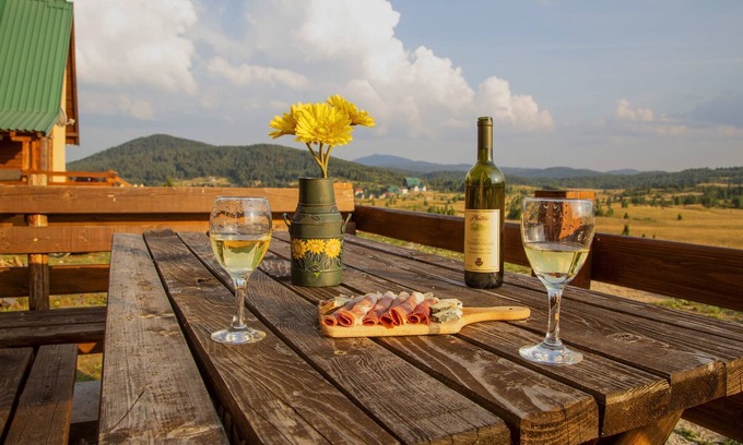 Zabljak Chalet De Esquí | 2 Bedroom Holiday Chalet With Views + Log Fire