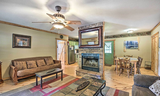 Guntersville Cabina | Cabin in Resort - 1/2 Mi to Guntersville Lake!
