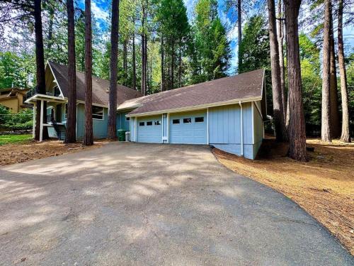 Pollock Pines Casa | Cabin in the Trees-Game Room