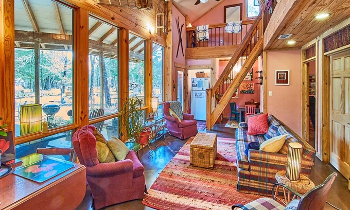Van Zandt County Casa | Cabin+Lodge in Woods, Pet Friendly, Accessible