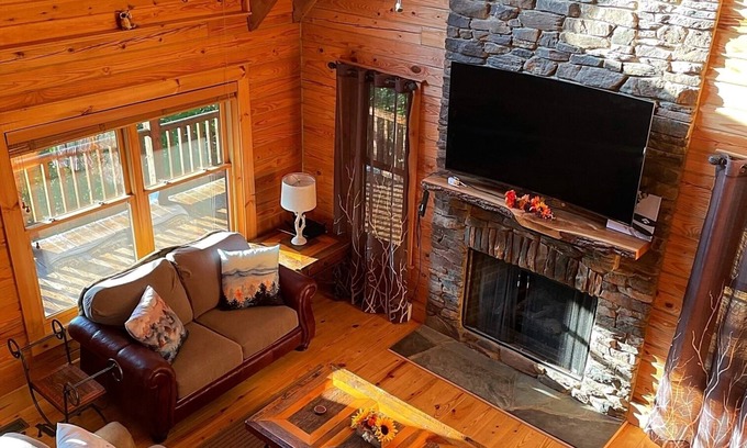 Deep Gap Cabina | Cabin log home w view, hot tub, game room. Community pool 4 bedroom Sleeps 10-12