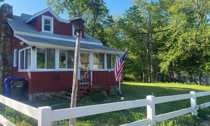 Coventry Lake Casa | Cabin Love at the Lake