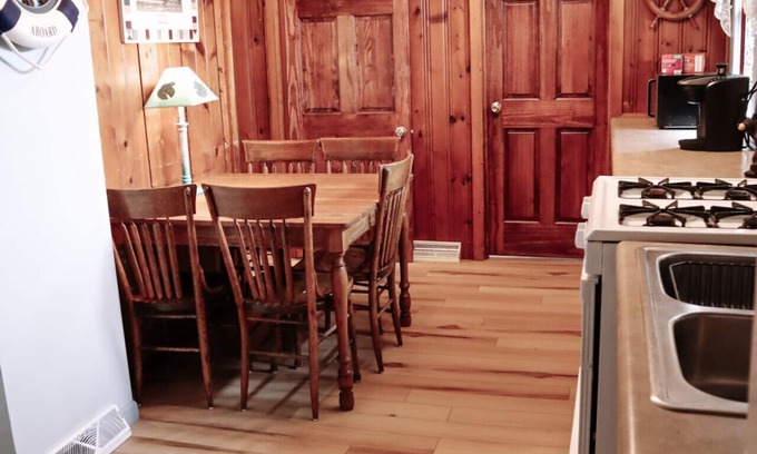 Bellevue Cabina | Cabin near Mississippi with Pickleball court - Mill Creek