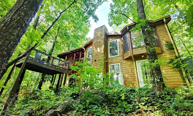Monteagle Cabina | Cabin Nestled in the Trees. Firepit and Hot Tub!