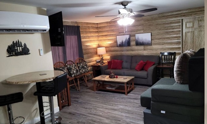 Lincoln Casa | Cabin Oasis in the Suburbs!