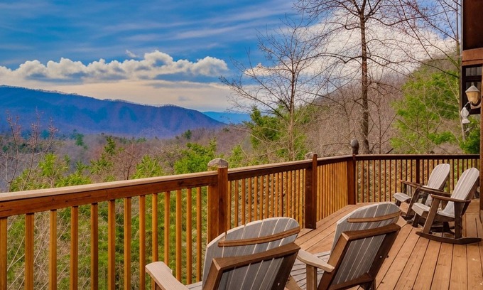 Wears Valley Cabina | Cabin of Many Colors, $1089 of FREE Attraction tickets for each paid day!