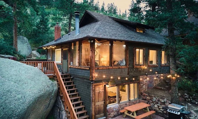 Cascade Cabina | Cabin on Pikes Peak, Hot tub, Walk to Wine + Food