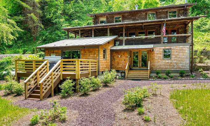 Rileyville Cabina | Cabin on River, Kayak, Hot Tub, WiFi, EV Charger!