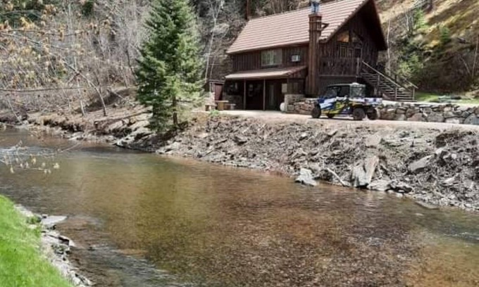 Rapid City Cabina | Cabin on the Creek w/ Hot tub
