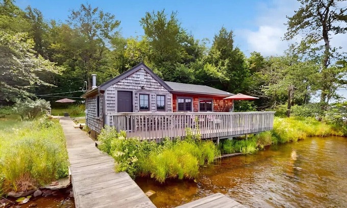 Poyntelle Cabina | Cabin on the Lake Deck, Dock & Woods