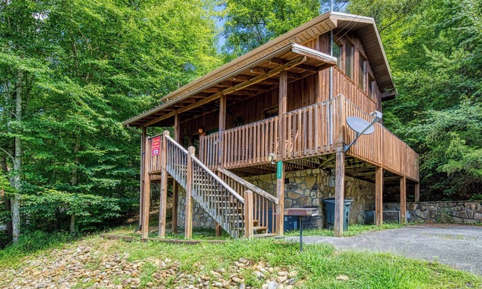 Caton Cabina | Alquiler de cabañas cerca de Dollywood con sala de cine en casa y bañera de hidromasaje