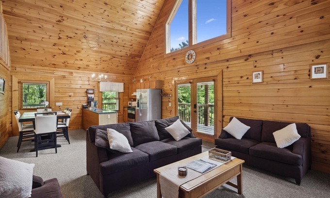 Sevierville Cabina | Cabin Retreat: Secluded Deck ~ Hot Tub ~ Game Room