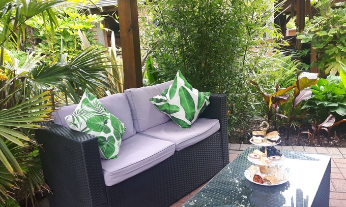 Hatherton Cabina | Cabin set in a Beautiful Romantic Tropical Garden