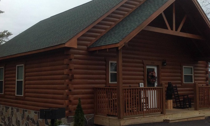 Pigeon Forge Cabina | Cabin Sleeps 8 w / 2 King Suites, Theatre / Hot Tub / Pool Table, Small Dog Friendly!