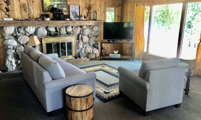 Suttons Bay Casa | Cedarview-West Bay Waterfront-Suttons Bay-Chimenea