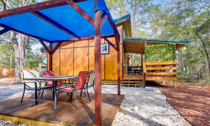 Supply Cabina | Cabin w/ Deck & Fire Pit: 2 Mi to Holden Beach!