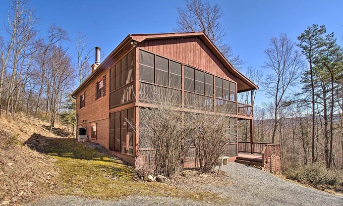 Mathias Cabina | Cabin w/ Decks & Fire Pit Near Lost River!