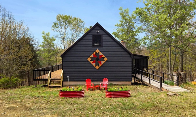 Mathias Cabina | Cabin w Fire Pit, Grill & Games, Dog-Friendly!