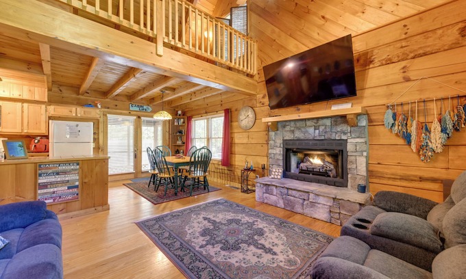 Hartford Cabina | Cabin w/ Hot Tub + Fishing Pond in Del Rio!