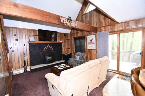 Bushkill Casa | Cabin w/Jacuzzi, W&D, Pool, Fitness, Lake & More.