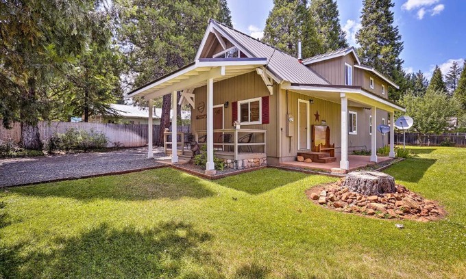 Trinity Center Casa | Cabin with Backyard Space - half Mi to Trinity Lake!