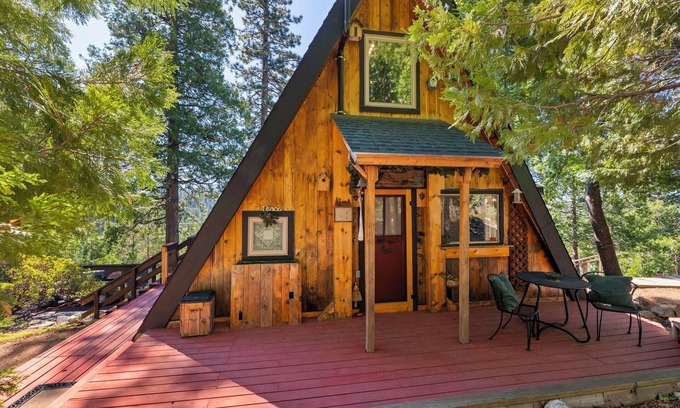 Mi-Wuk Village Cabina | Cabin with Digital Minimalism for true get-away to Sierra outdoors.