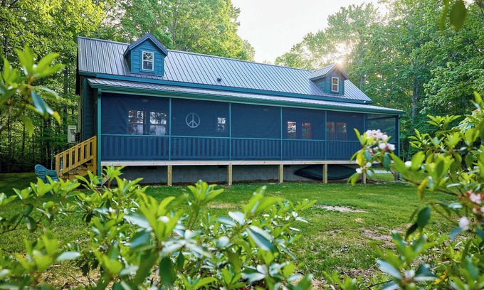 Sewanee Cabina | Cabin with Fishing Pond and Gorgeous Bluff Views!