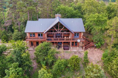 Broken Bow Casa | Cabin with Game Room and Hot Tub in Broken Bow!