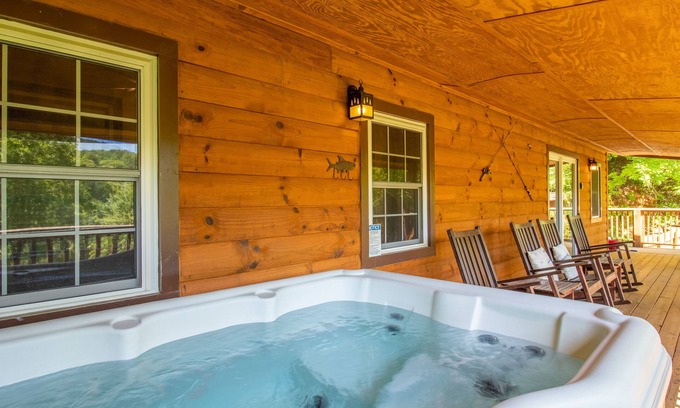 Cherokee Cabina | Cabin with River View located between Cherokee & Bryson City, 5 miles to casino!